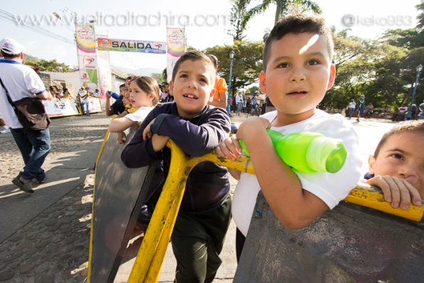 Bambini all'arrivo della 4^ tappa della Vuelta al Tachira